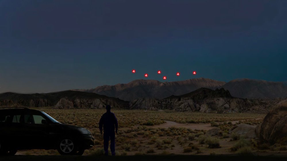 Ilustração noturna de deserto com uma fileira de pequenos grupos de luzes vermelhas acima da serra e uma pessoa ao lado de um carro.