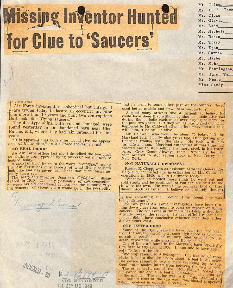 Recorte de jornal com manchete larga Missing Inventor Hunted for Clue to Saucers e texto em duas colunas.