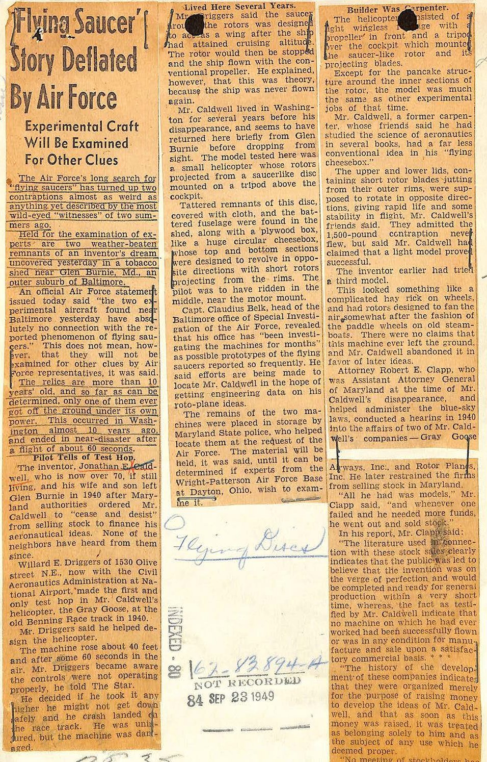 Recorte de jornal em três colunas com a manchete Flying Saucer Story Deflated By Air Force.