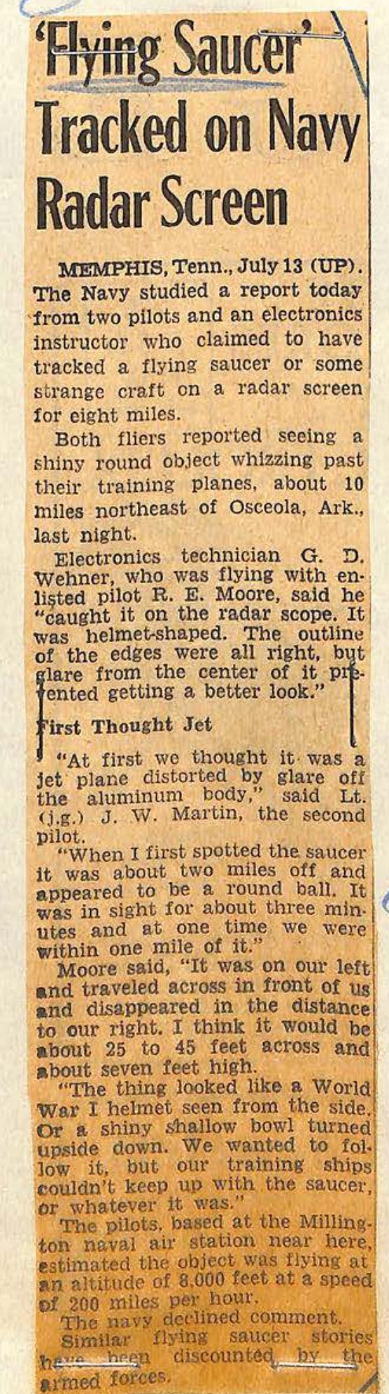 Recorte estreito de jornal em uma coluna com a manchete Flying Saucer Tracked on Navy Radar Screen.