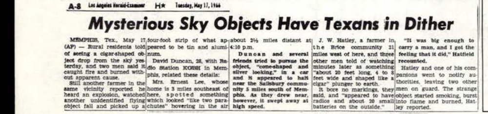Recorte de jornal em cinco colunas com o título Mysterious Sky Objects Have Texans in Dither e cabeçalho do Los Angeles Herald-Examiner de 17 de maio de 1966.