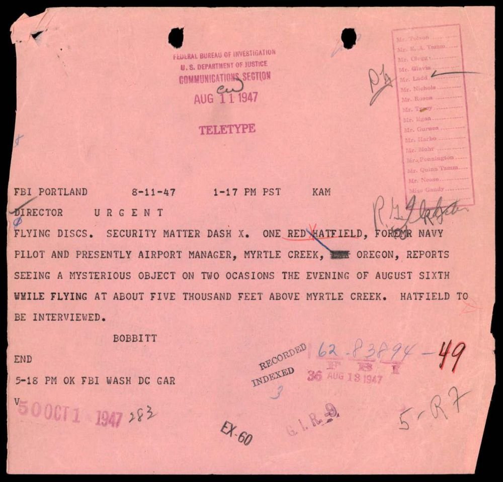 Teletipo rosa do FBI de Portland, de 11 de agosto de 1947, sobre o relato de um piloto em Myrtle Creek.