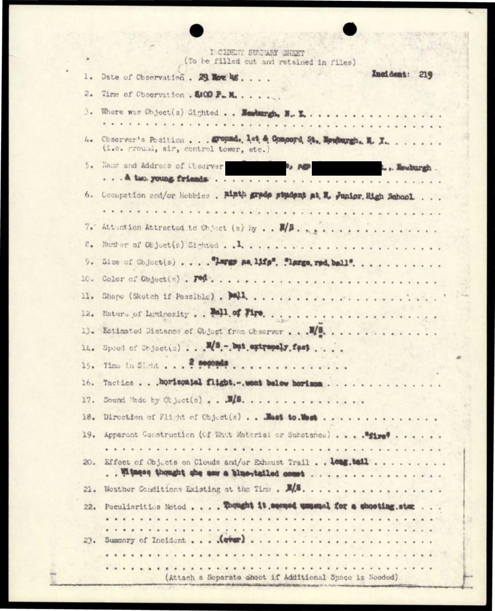 Ficha datilografada do incidente 219 com as respostas sobre a bola vermelha vista em Newburgh; a linha de nome e endereço da testemunha está coberta por tarja preta.