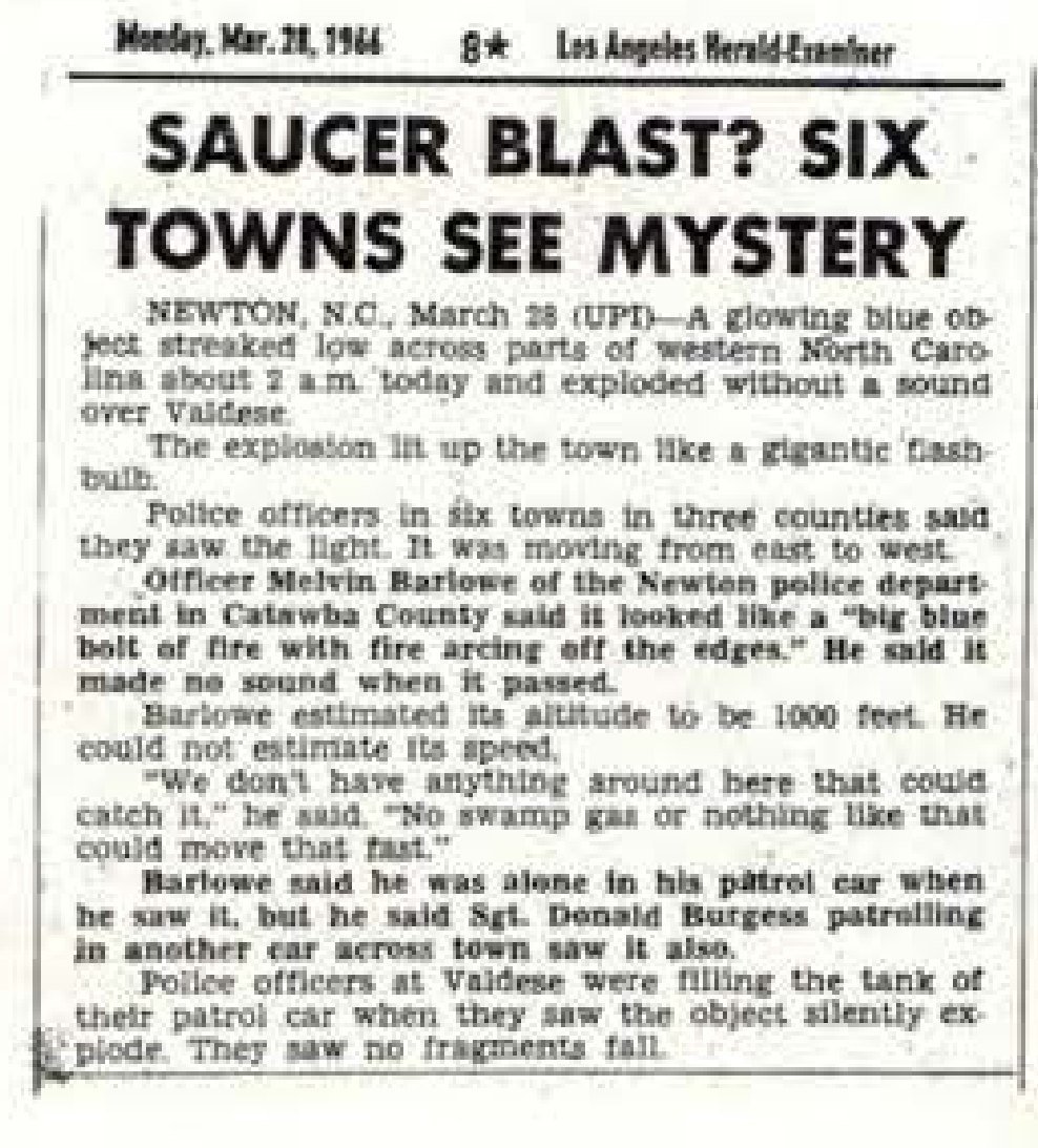 Recorte de jornal com a manchete “Saucer Blast? Six Towns See Mystery” e nove parágrafos de texto, com o cabeçalho do Los Angeles Herald-Examiner de 28 de março de 1966.