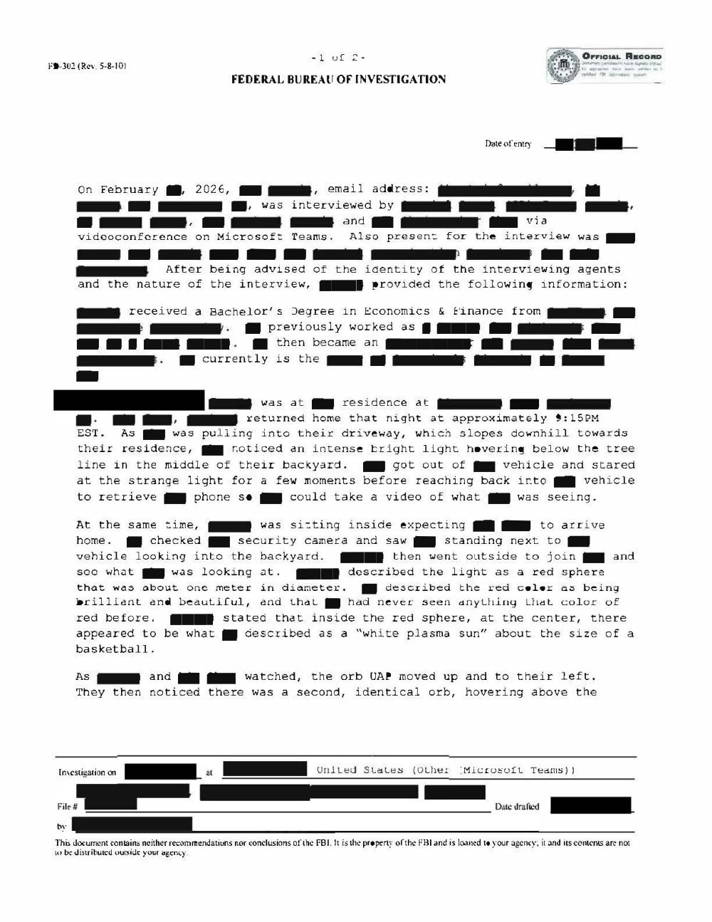 Formulário do FBI com texto datilografado e várias tarjas sobre nomes, e-mail e endereço.