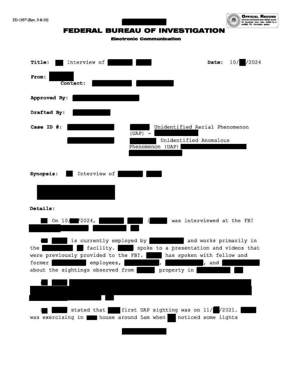 Formulário do FBI com cabeçalho Electronic Communication e muitas tarjas pretas sobre nomes e dados de contato.