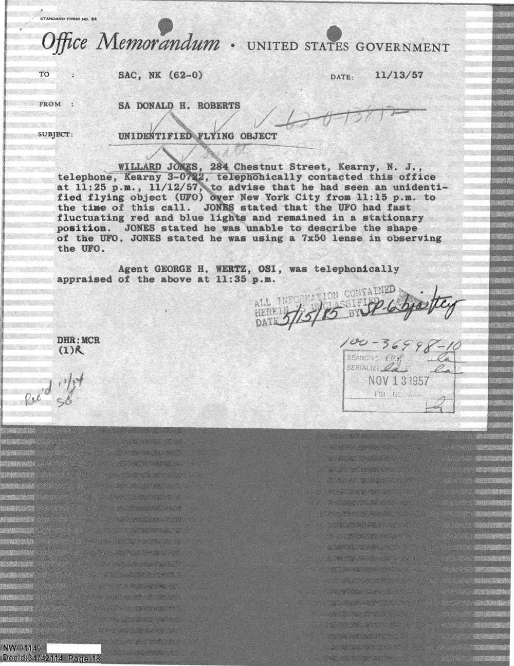 Memorando do FBI de novembro de 1957 que registra o telefonema de um morador de Kearny sobre um objeto com luzes vermelhas e azuis.