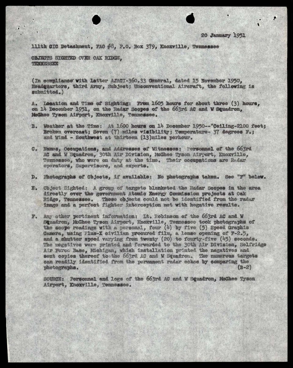 Folha datilografada com cabeçalho do 111º Destacamento do CIC, Knoxville, 20 de janeiro de 1951, com itens de A a F sobre objetos avistados sobre Oak Ridge.