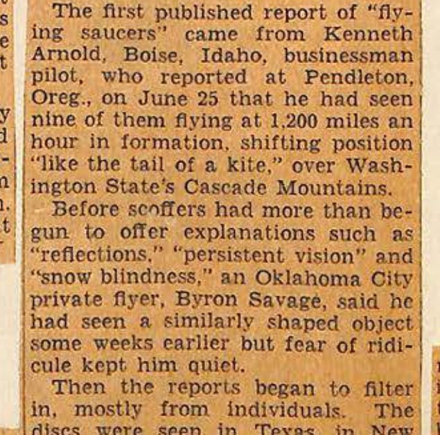 Recorte amarelado de jornal com duas colunas de texto sobre o primeiro relato de discos voadores e a declaração de Byron Savage, de Oklahoma City.
