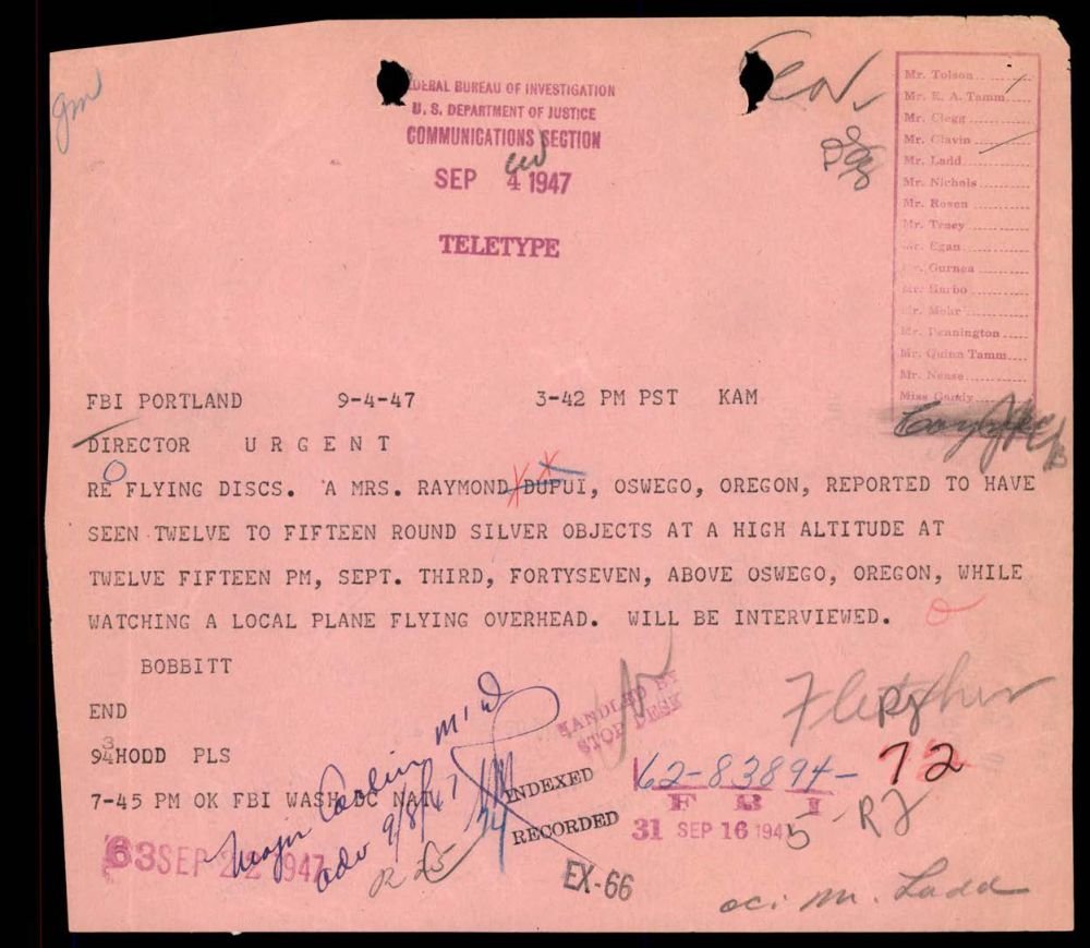 Teletipo rosa do FBI de Portland, de 4 de setembro de 1947, sobre objetos prateados vistos em Oswego.