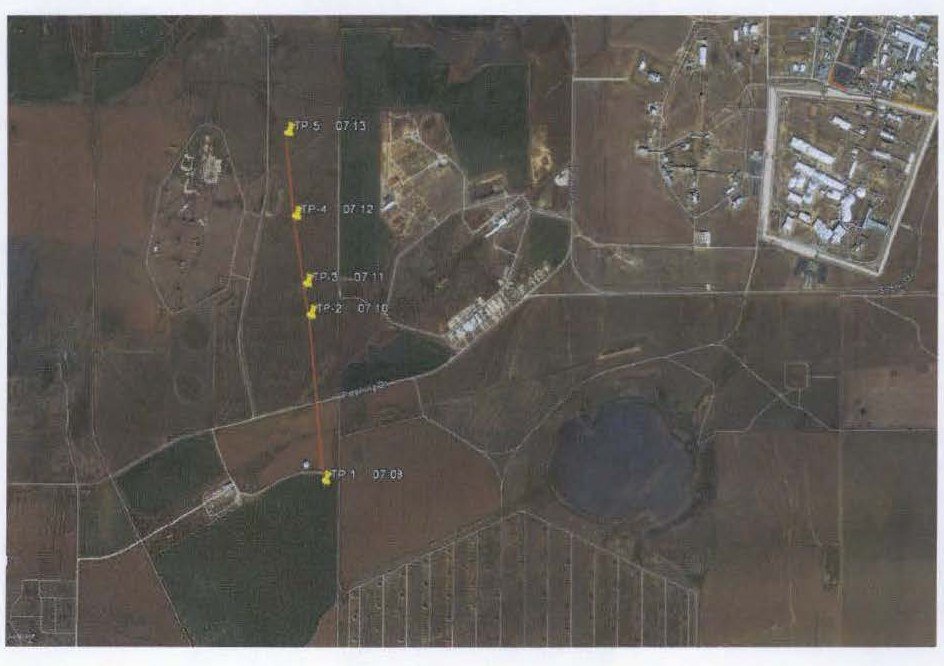 Vista aérea de campos e instalações com uma linha vermelha vertical ligando cinco alfinetes amarelos numerados de TP-1 a TP-5 com horários.