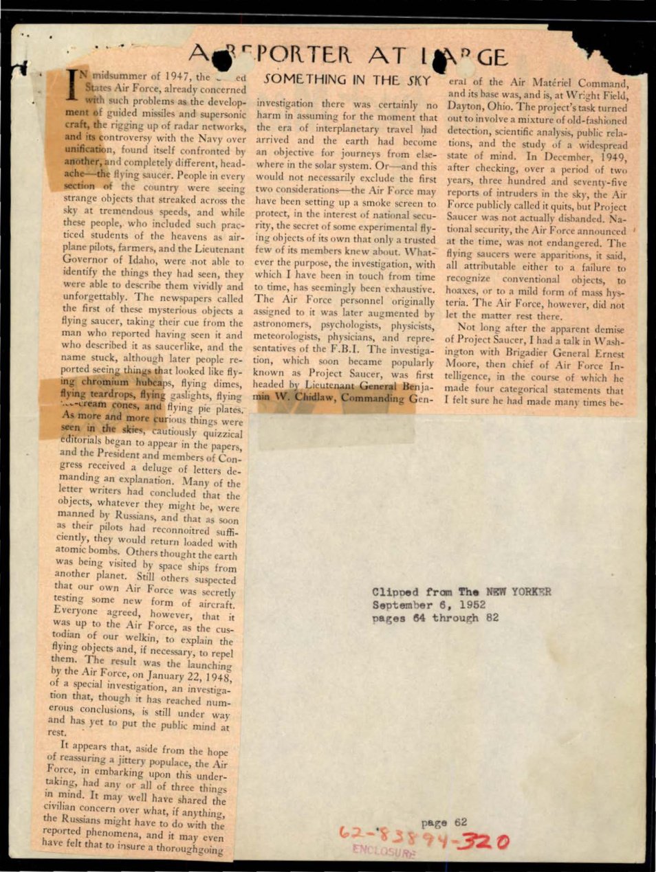 Recorte de revista em papel alaranjado, colado numa folha, com o título "A Reporter at Large" e duas colunas de texto sobre discos voadores; no canto inferior direito uma legenda datilografada indica a data da revista.
