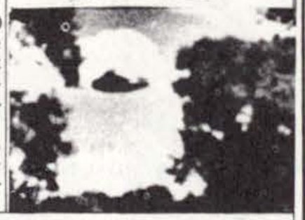 Fotografia de jornal muito contrastada com uma pequena forma escura no céu entre nuvens e copas de árvores.
