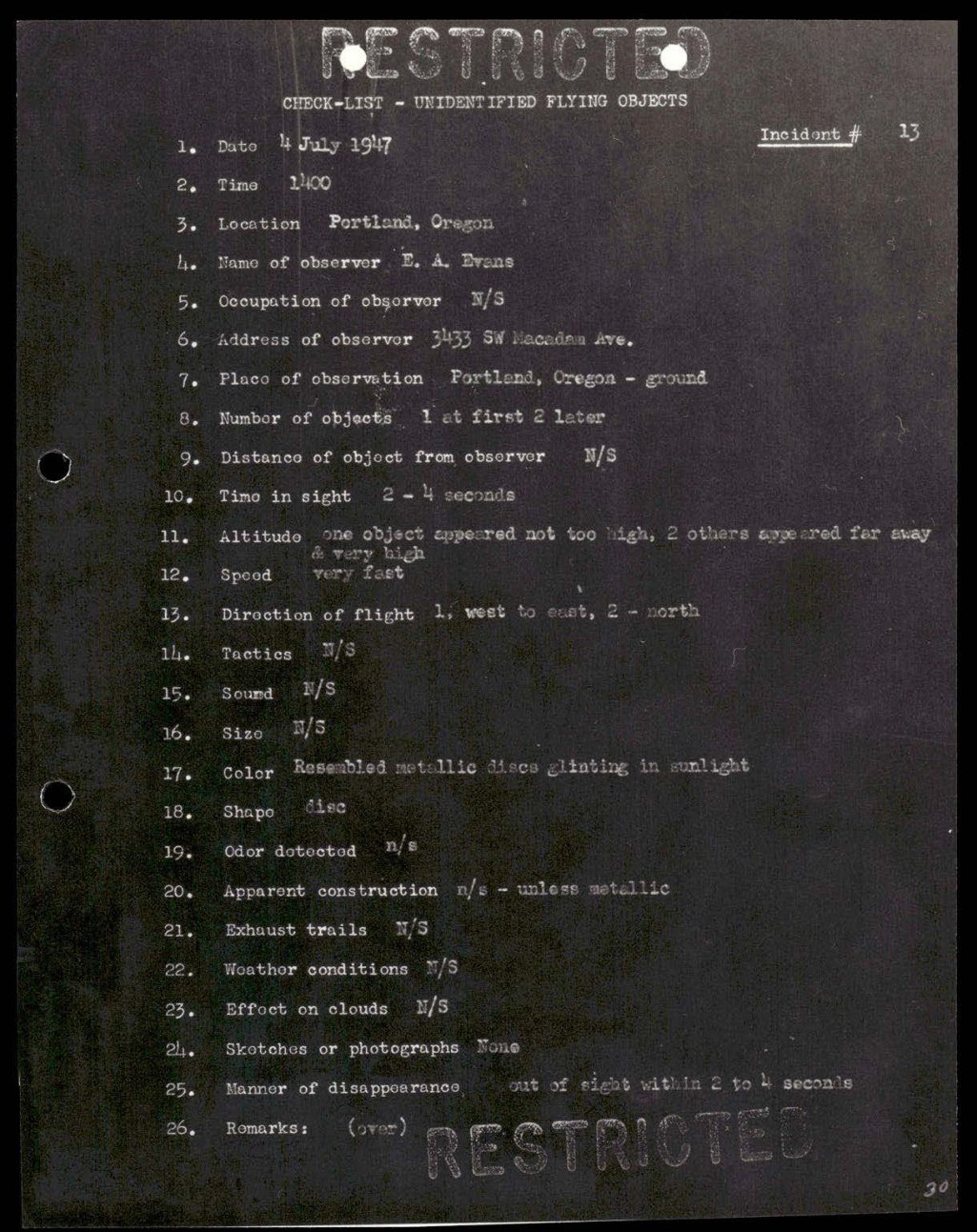 Formulário datilografado com o carimbo RESTRICTED e 26 campos numerados sobre o avistamento de E. A. Evans.