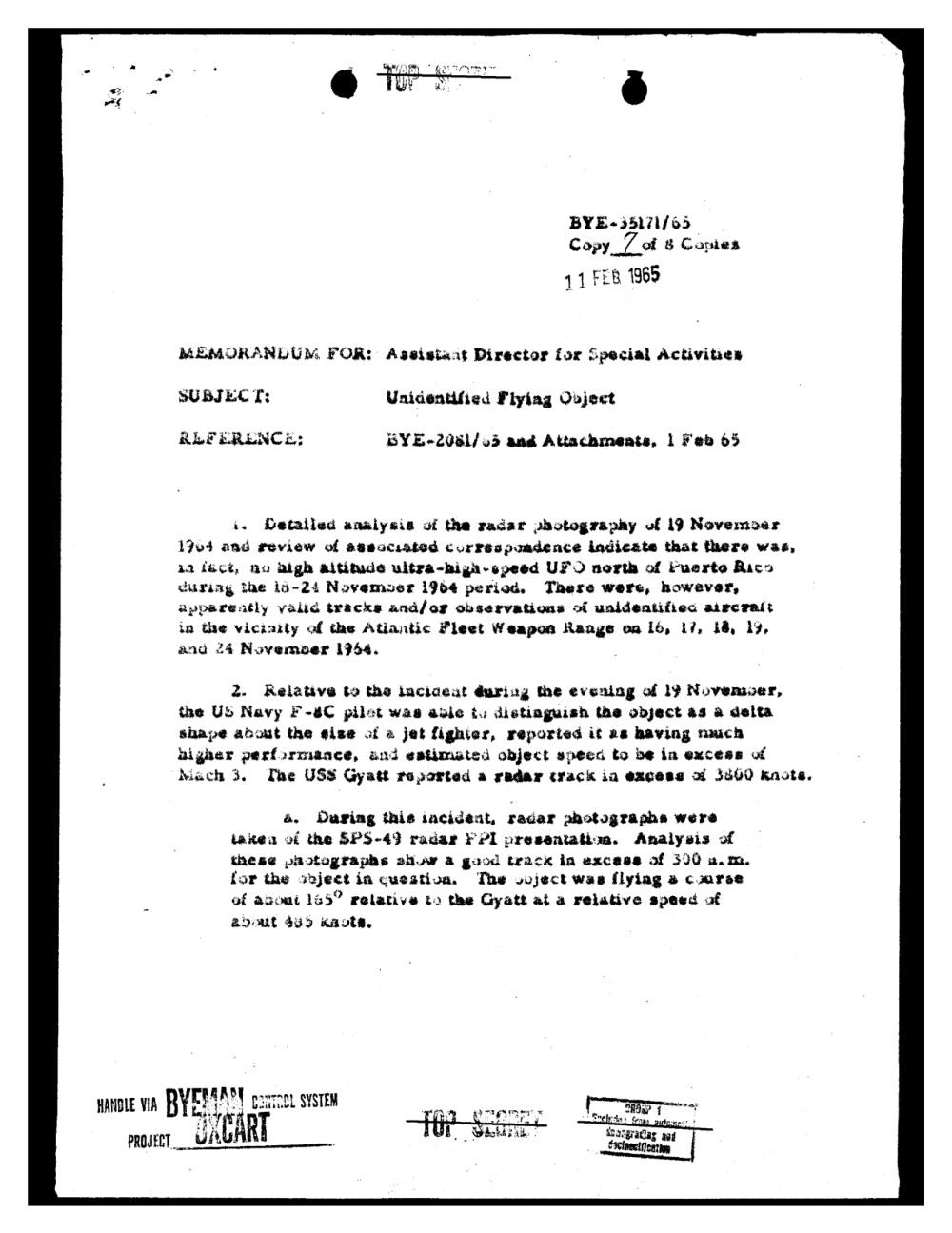 Memorando datilografado da CIA com carimbos de sigilo e cabeçalho sobre objeto voador não identificado.