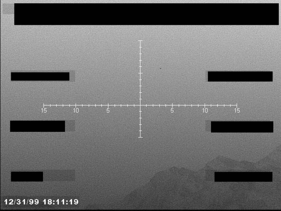 Imagem cinza de sensor com retícula graduada, tarjas pretas, um ponto minúsculo no céu e silhueta de montanhas embaixo à direita.