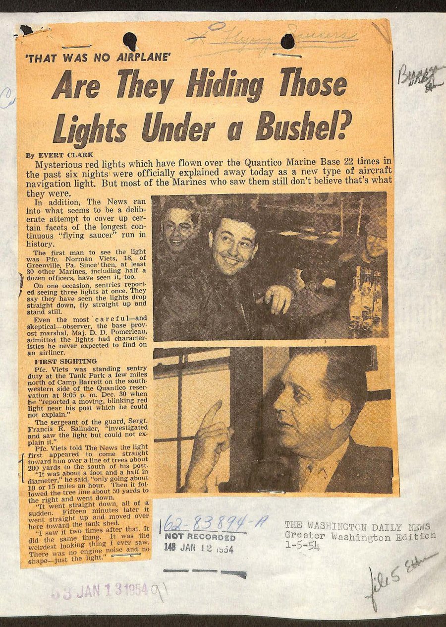 Recorte de jornal com manchete grande e duas fotos em preto e branco de militares, uma delas de um homem de meia-idade apontando o dedo.