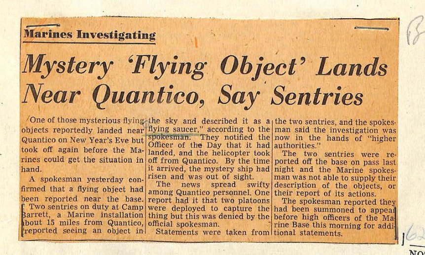 Recorte de jornal com manchete em itálico sobre objeto voador que teria pousado perto de Quantico.