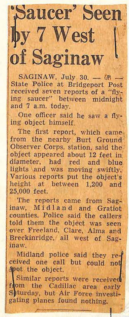 Recorte estreito de jornal em uma coluna, com a manchete Saucer Seen by 7 West of Saginaw.