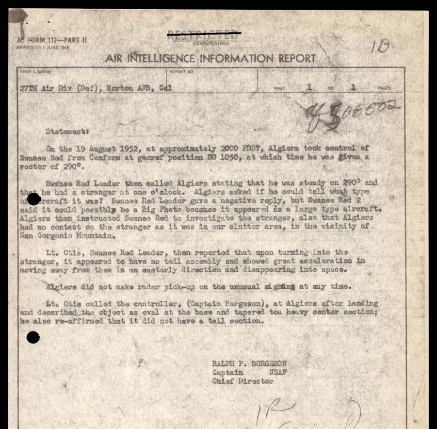 Formulário Air Intelligence Information Report com o carimbo Restricted riscado e seis parágrafos datilografados assinados por Ralph P. Borgeson.