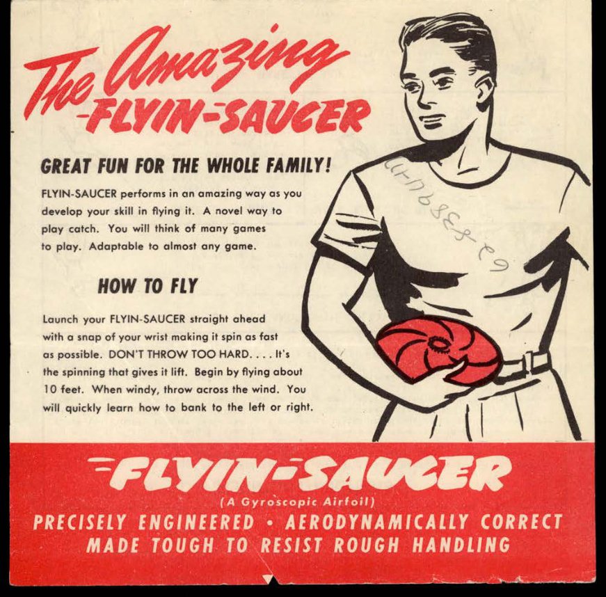 Folheto com o título The Amazing Flyin-Saucer, desenho de um rapaz segurando um disco vermelho e faixa vermelha com o nome do produto.