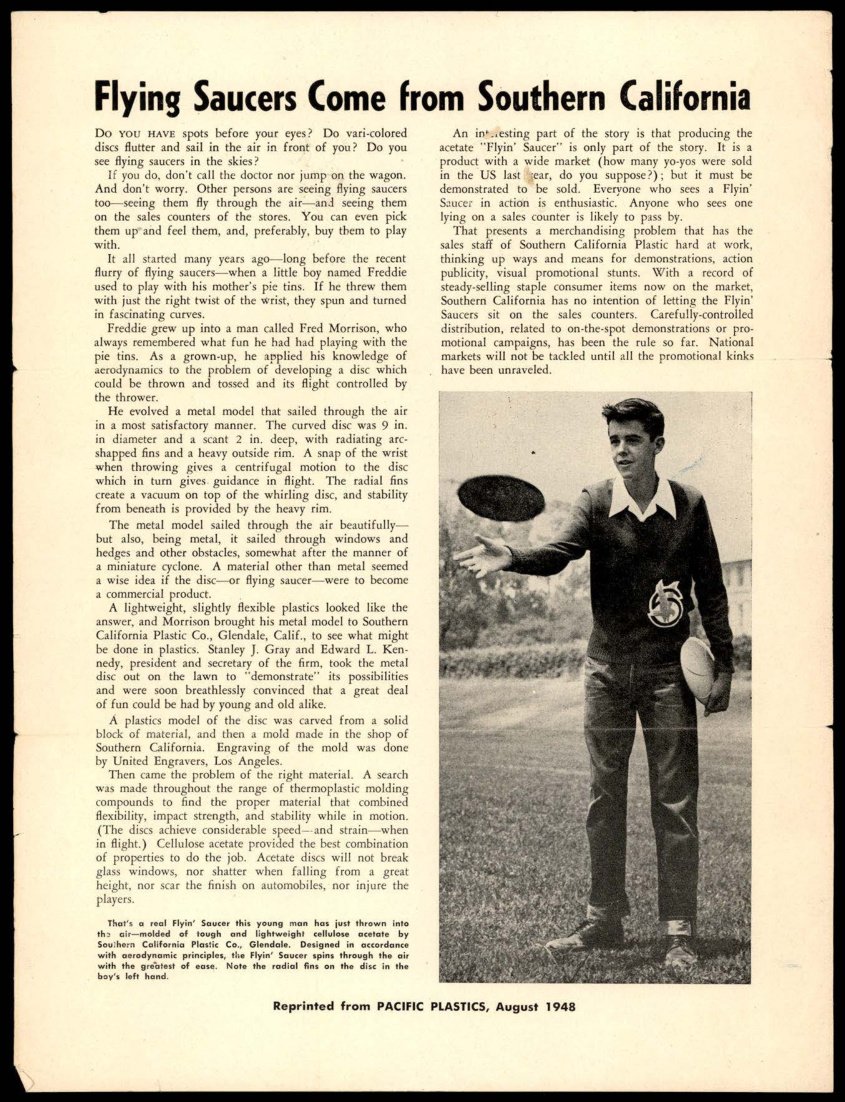 Página de revista com o título Flying Saucers Come from Southern California e foto de um jovem lançando um disco.
