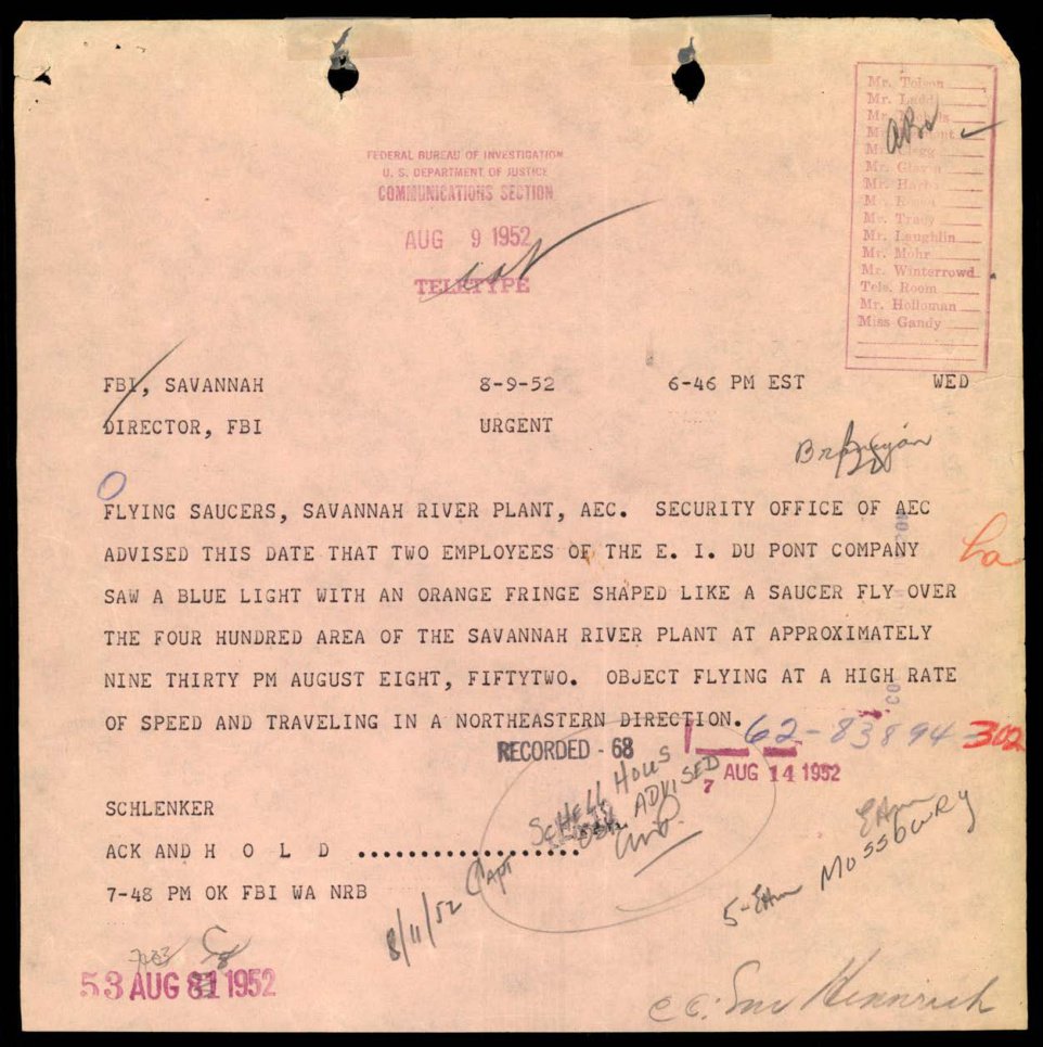 Folha rosada de teletipo com carimbo roxo da Seção de Comunicações do FBI de 9 de agosto de 1952, um parágrafo em maiúsculas e anotações a lápis no pé, uma delas circulada.