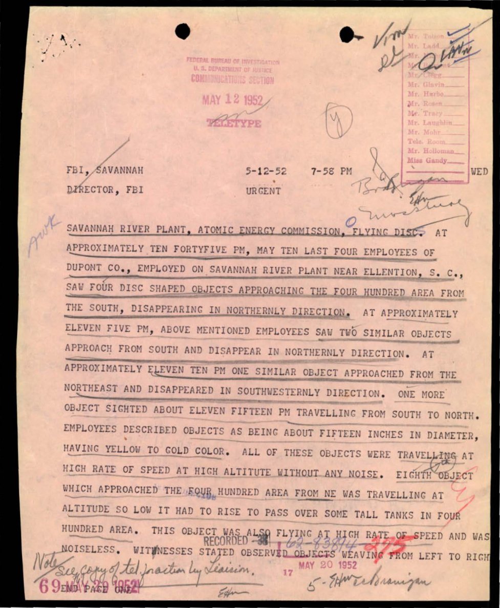 Folha rosada de teletipo com carimbo roxo da Seção de Comunicações do FBI de 12 de maio de 1952, texto em maiúsculas sublinhado a lápis e anotações manuscritas no pé.