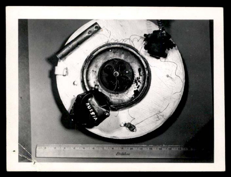 Fotografia em preto e branco do disco artesanal ao lado de uma régua.