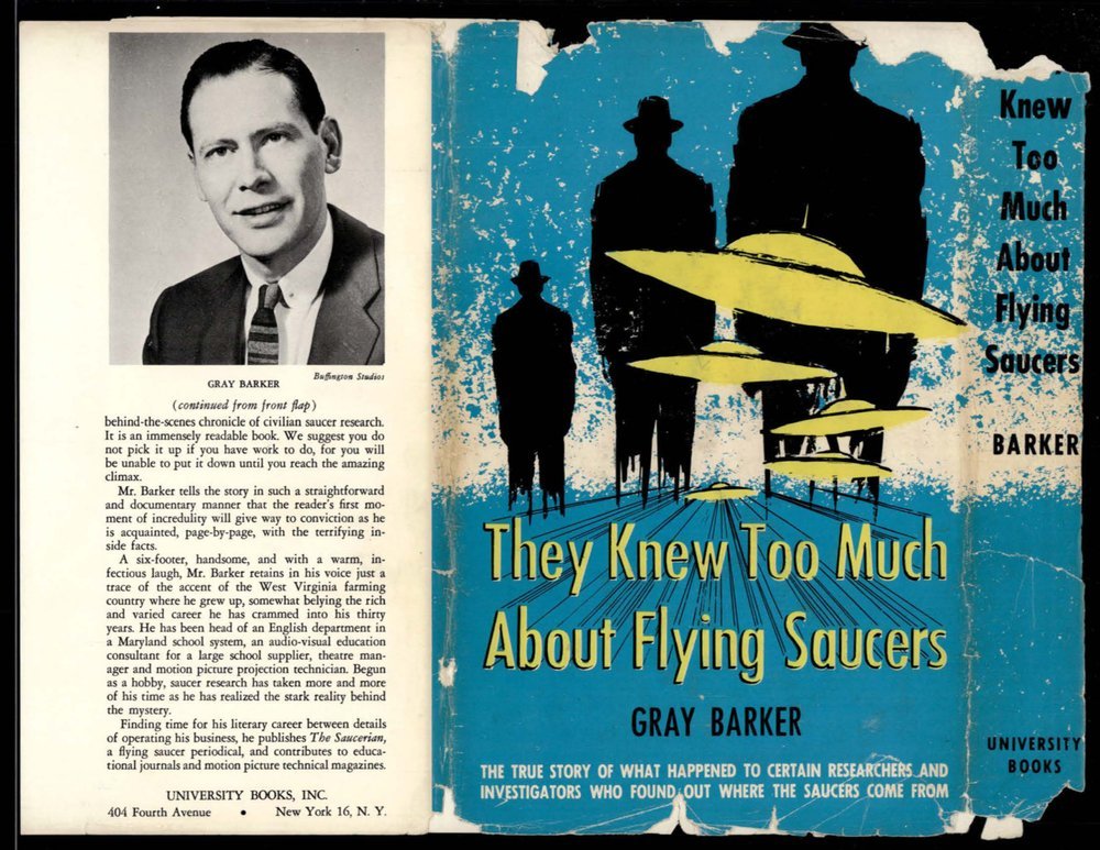 Sobrecapa do livro They Knew Too Much About Flying Saucers, de Gray Barker, com silhuetas de homens de chapéu e discos amarelos sobre fundo azul