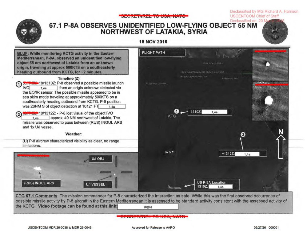Lâmina militar em inglês com texto à esquerda, mapa escuro ao centro com marcações numeradas e quadros de imagem de sensor mostrando manchas claras.