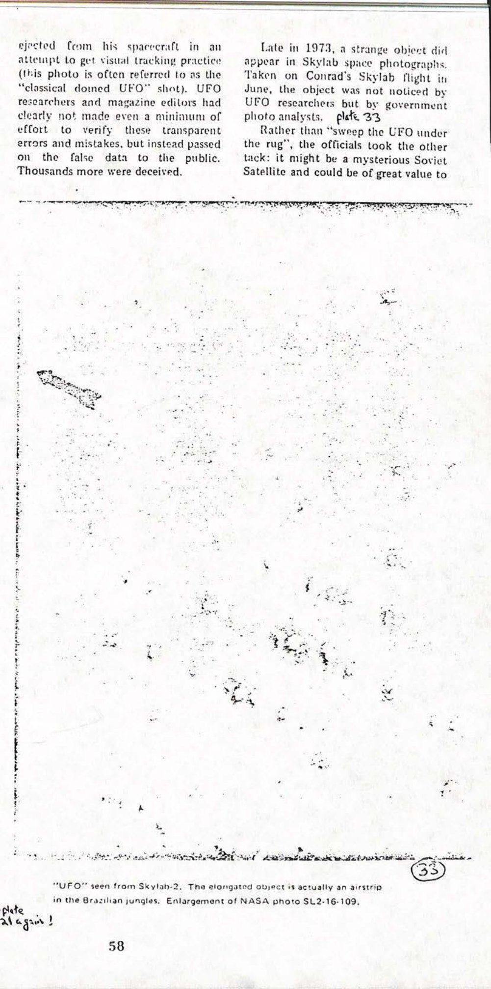 Recorte de revista com foto granulada, uma seta e legenda embaixo.