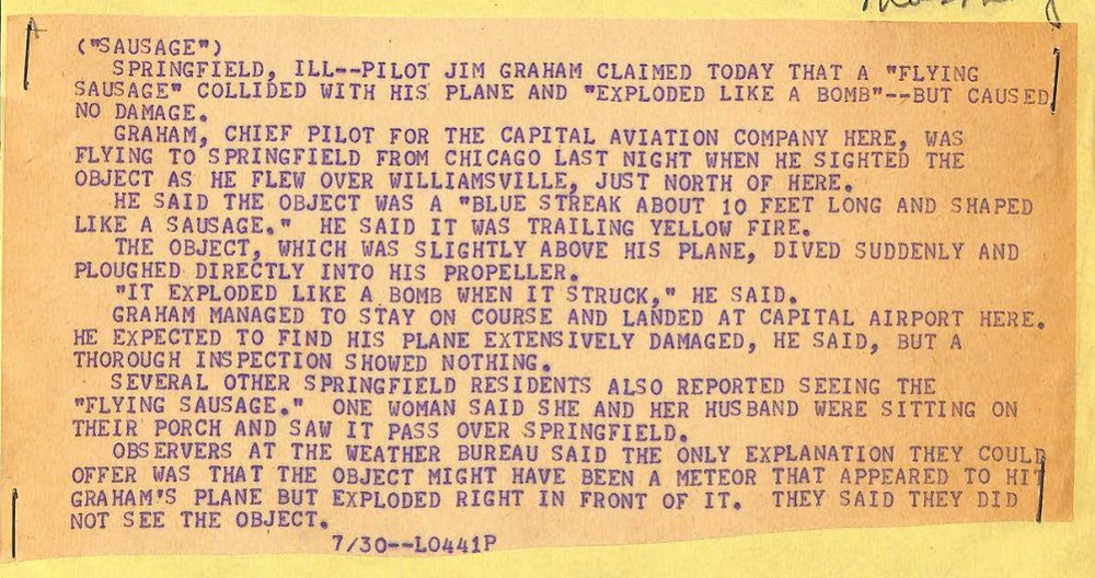 Fita de telex alaranjada com texto em maiúsculas sobre um piloto de Springfield e uma salsicha voadora.