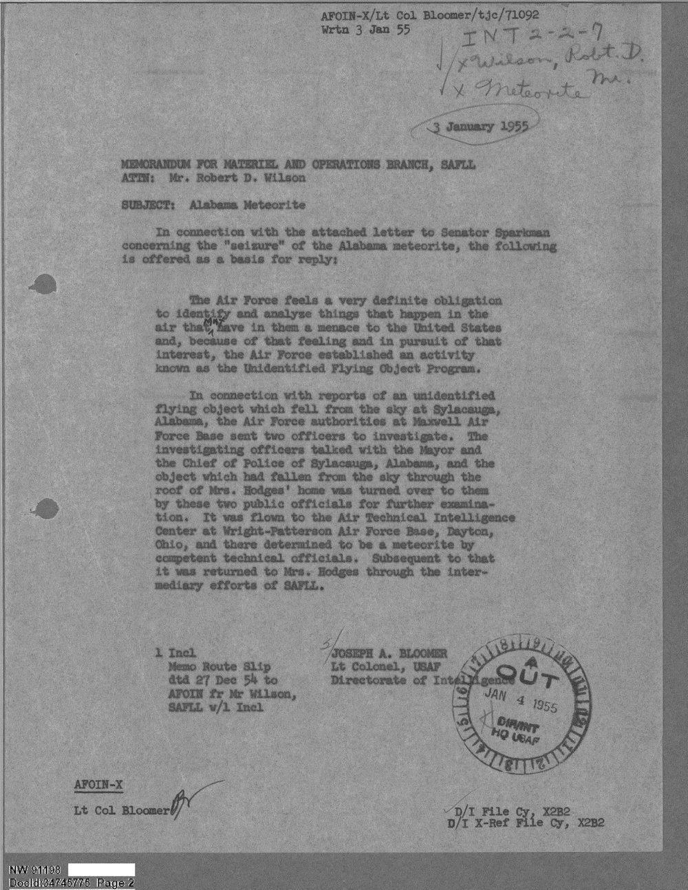 Memorando datilografado da Força Aérea com anotações manuscritas no alto e carimbo circular de saída.