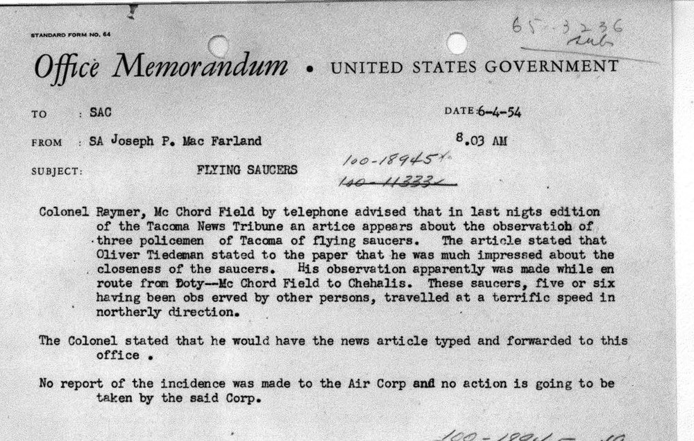 Memorando datilografado do FBI em inglês, com o assunto Flying Saucers.
