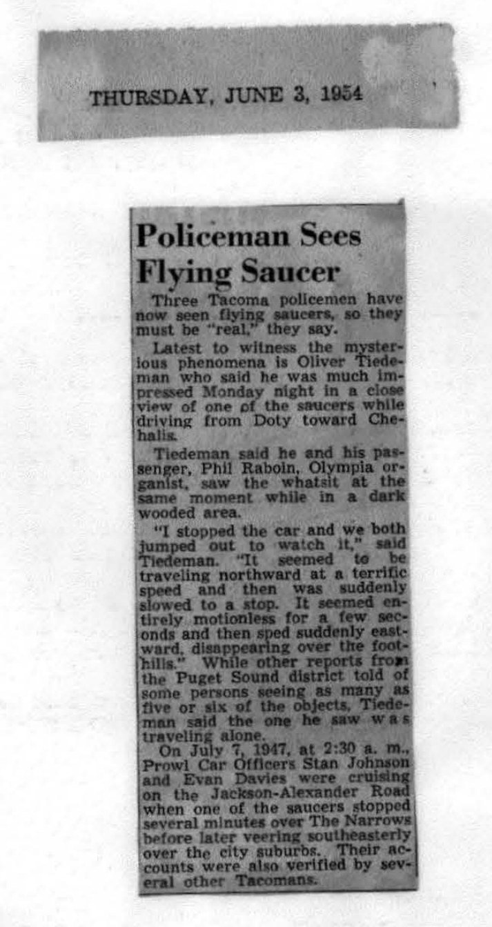 Recorte de jornal em inglês com o título Policeman Sees Flying Saucer.