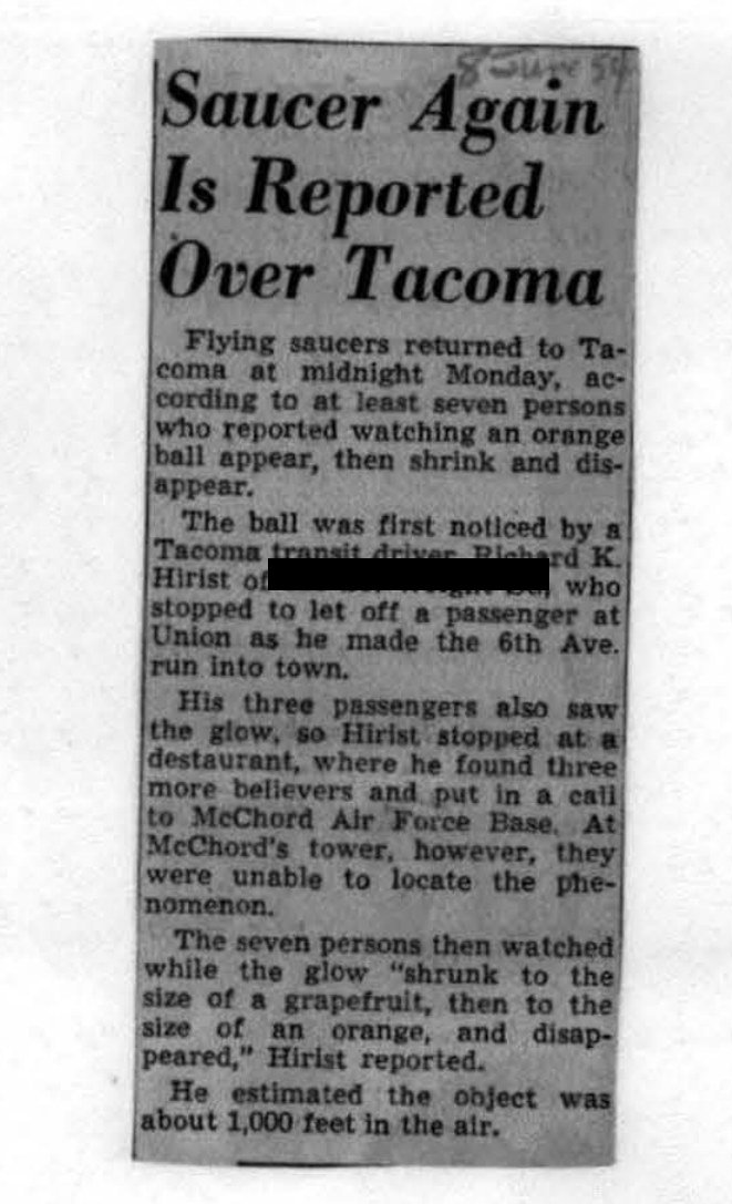Recorte de jornal em inglês com o título Saucer Again Is Reported Over Tacoma.