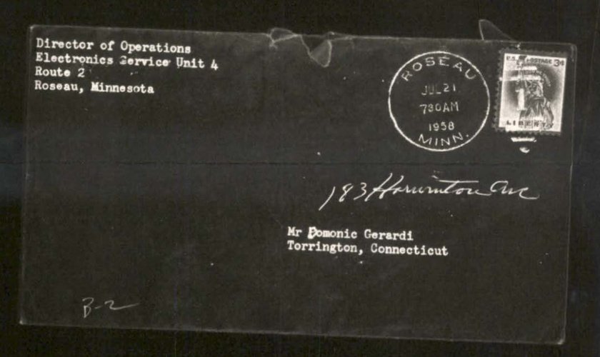 Cópia fotográfica em negativo de um envelope com selo de 3 centavos, carimbo postal circular de Roseau e endereço datilografado.