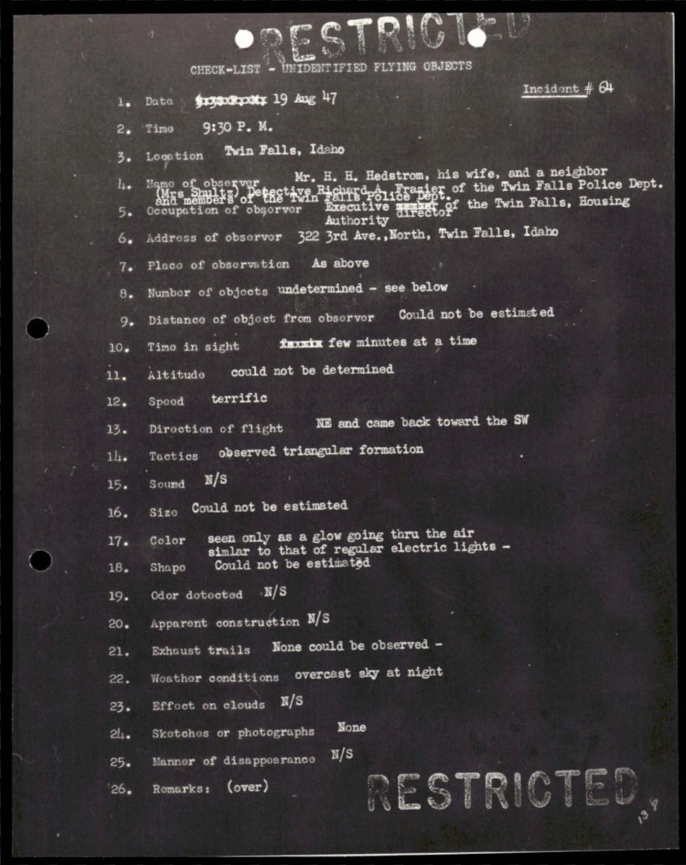 Formulário datilografado em negativo, letras claras sobre fundo preto, com carimbos RESTRICTED e linhas datilografadas sobrepostas no campo do observador.