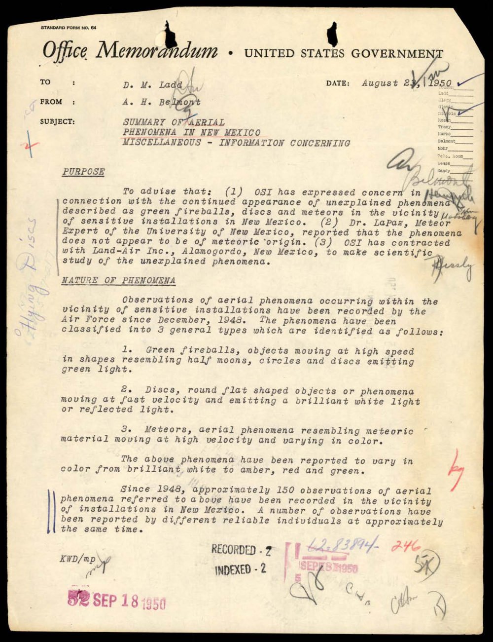 Memorando datilografado do FBI com carimbos, rubricas e a anotação à mão "Flying Discs" na margem esquerda.