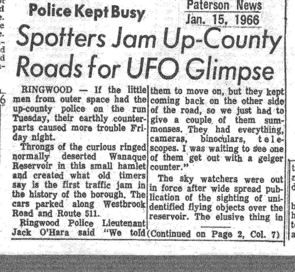 Recorte de jornal com o título Spotters Jam Up-County Roads for UFO Glimpse e a data Jan. 15, 1966.