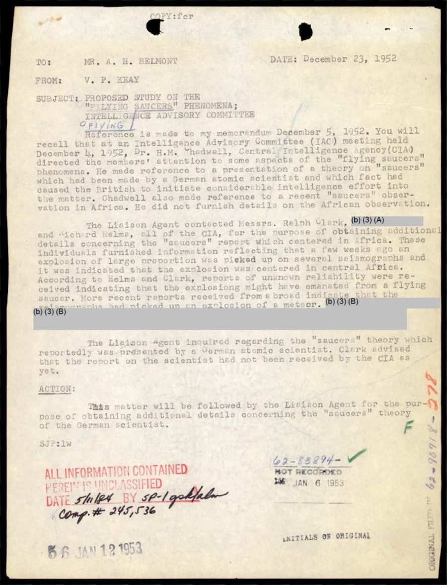 Memorando datilografado do FBI com duas tarjas cinzentas sobre trechos do texto.
