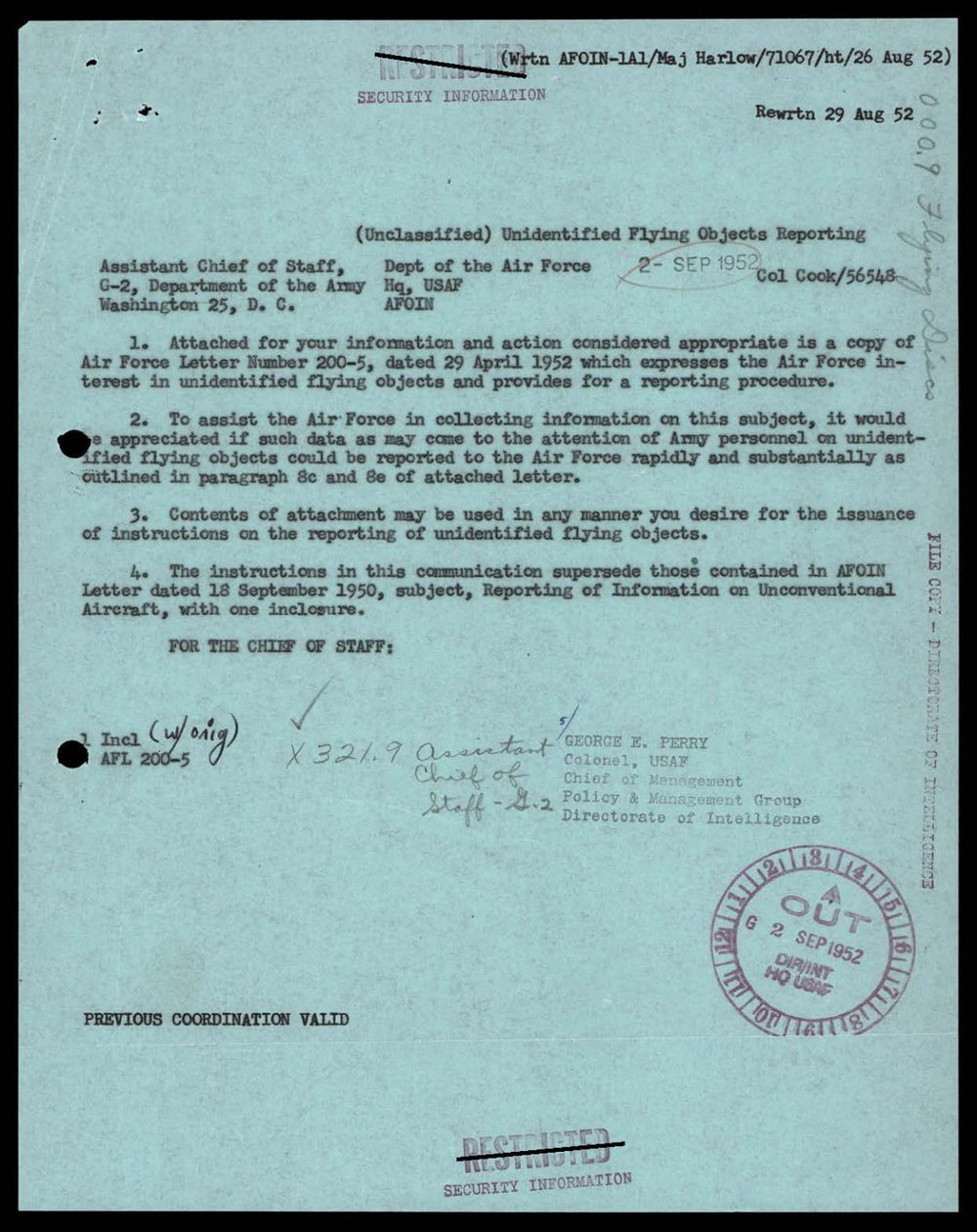 Página datilografada em papel azulado com carimbo RESTRICTED riscado, data 2 SEP 1952, quatro parágrafos numerados e carimbo circular de saída.