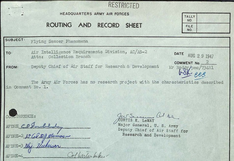 Formulário verde-claro Routing and Record Sheet, marcado RESTRICTED, com assunto Flying Saucer Phenomena, data AUG 29 1947, uma frase datilografada e assinatura manuscrita sobre o nome Curtis E. LeMay.