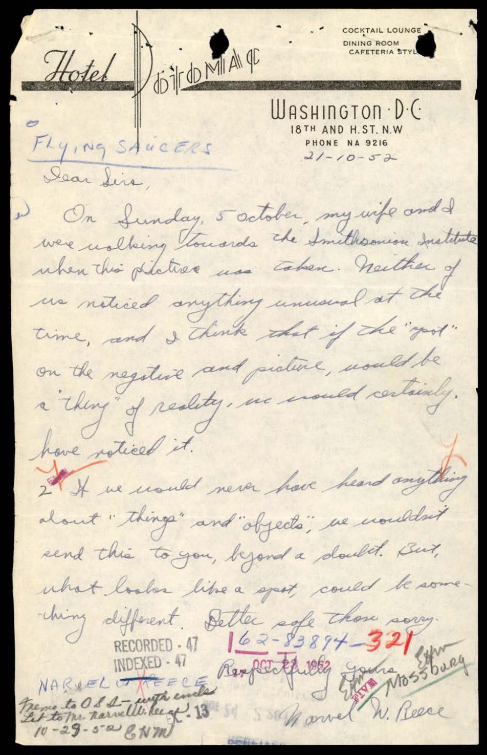 Folha manuscrita a tinta com o timbre 'Hotel Potomac, Washington D.C.' no alto, o título 'Flying Saucers', carimbos 'RECORDED 47' e 'INDEXED 47', o número 62-83894-321 em vermelho e a assinatura no pé.