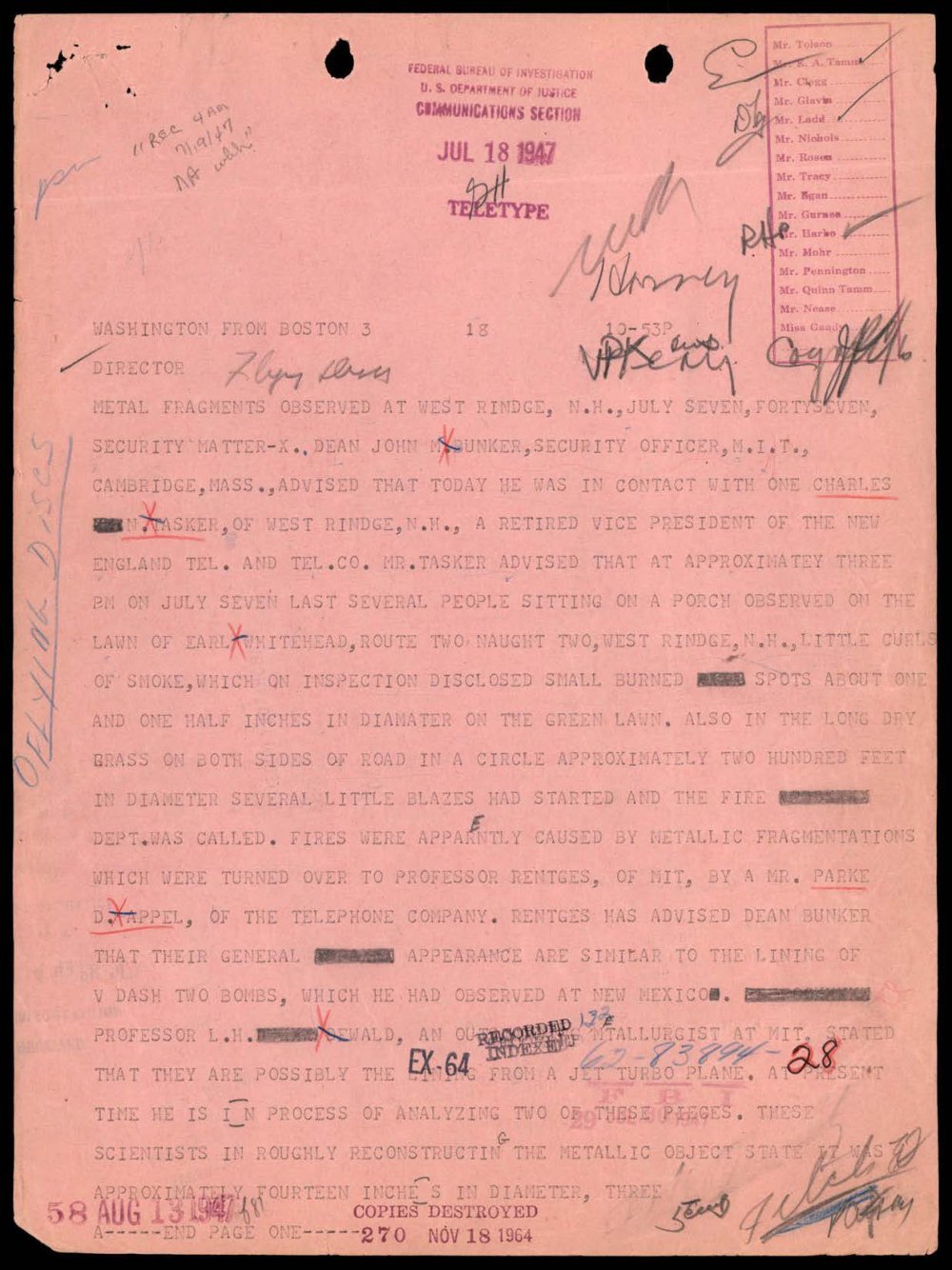 Folha rosa de teletipo do FBI datilografada em maiúsculas, com tarjas pretas, nomes sublinhados em vermelho, carimbos e rubricas.