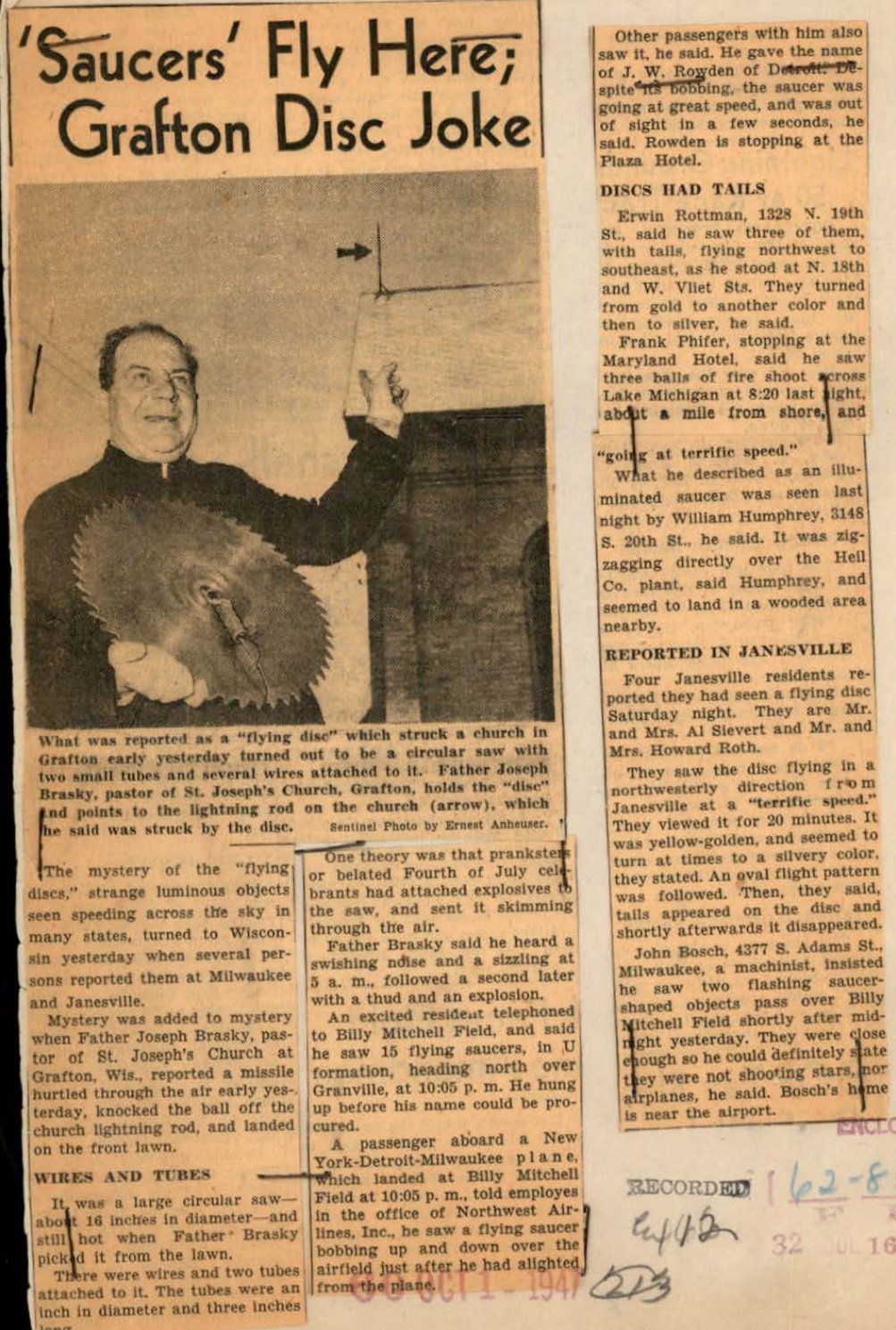 Recorte de jornal com foto de um padre segurando uma grande lâmina de serra circular e apontando para o alto, com colunas de texto.