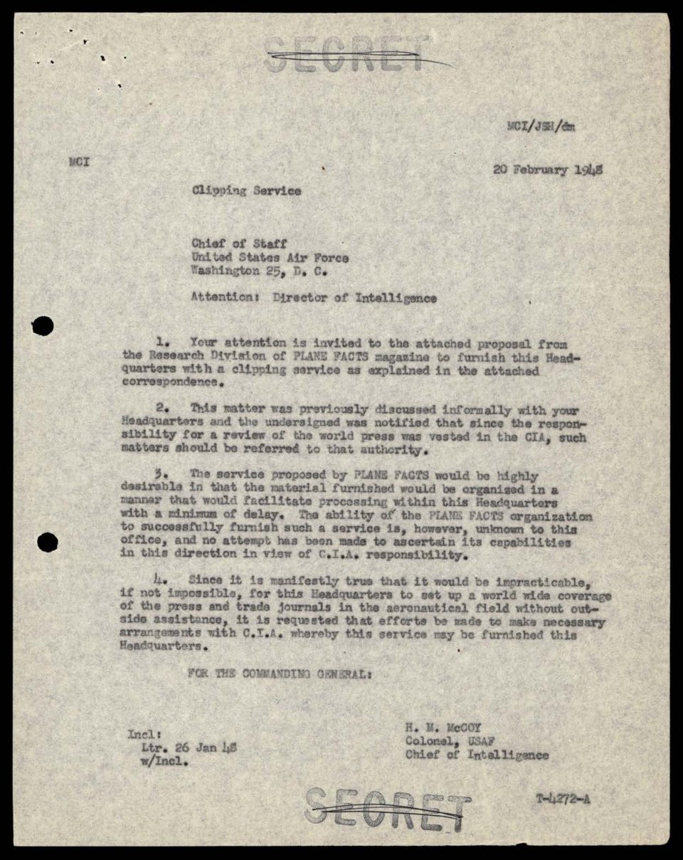 Carta datilografada de 20 de fevereiro de 1948 do Air Materiel Command sobre o serviço de recortes de jornais, com carimbos de sigilo.