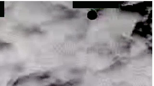 Quadro do vídeo: “UAP esférico sobre o Afeganistão entrando e saindo de nuvens, 23 de novembro de 2020”