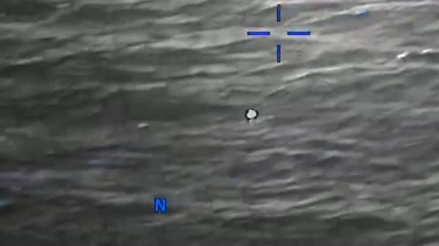 Quadro do vídeo: “UAP esférico pulsando sobre a água”